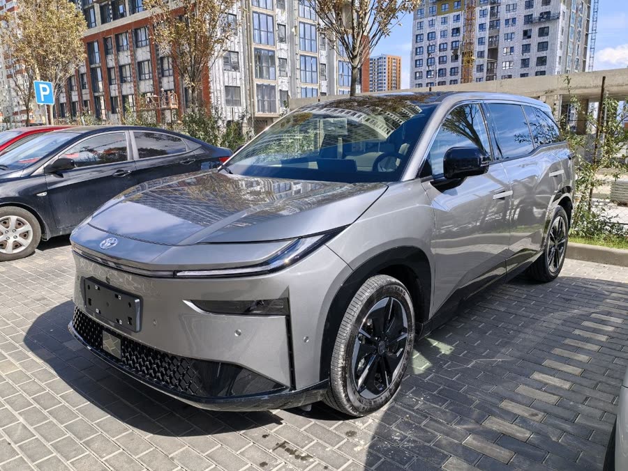 Toyota bZ3X 520 Pro+ серая перед выдачей
